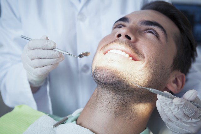 Close-up-of-man-having-his-teeth-examined-000056006344_XXXLarge-e1476220412652
